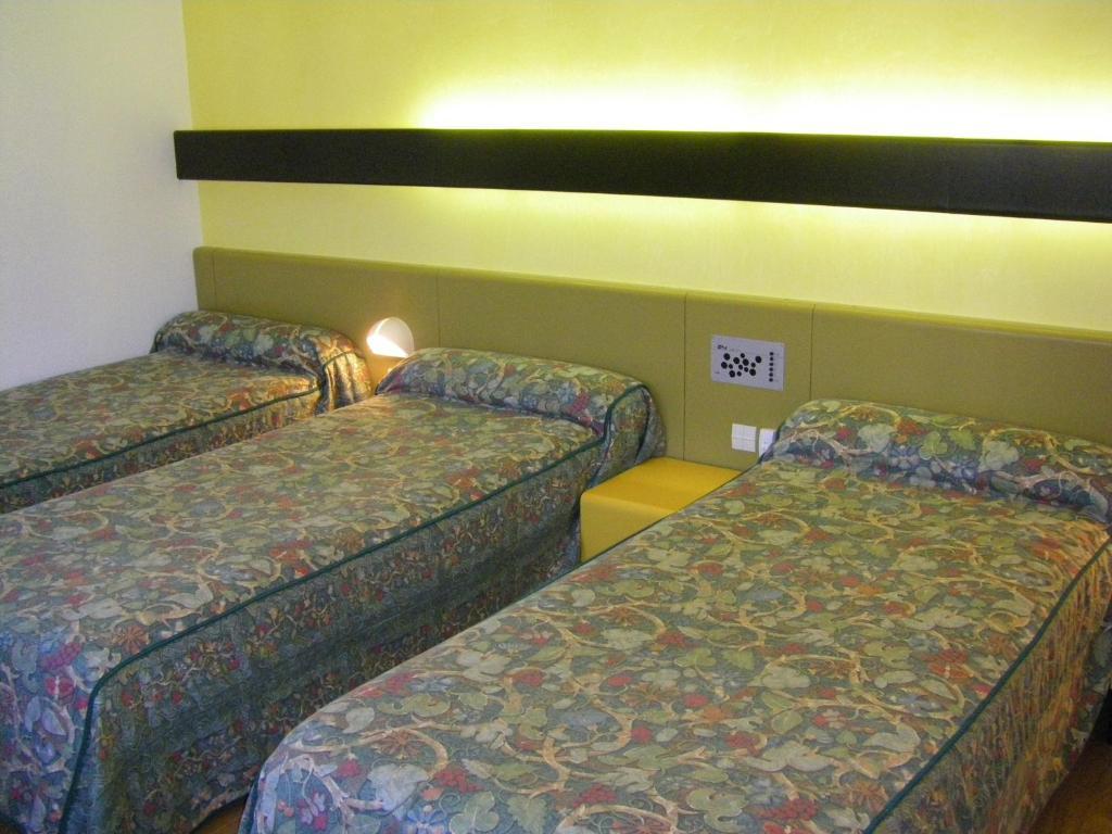 Hotel Urbain V Mende Δωμάτιο φωτογραφία