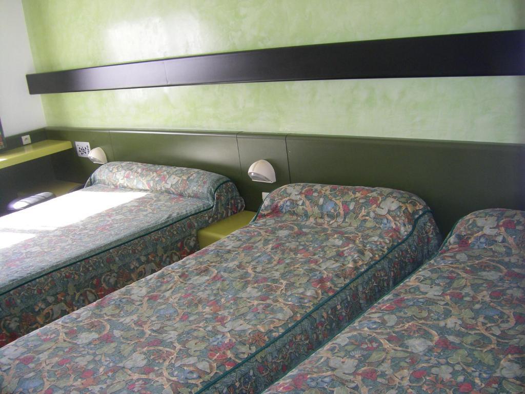 Hotel Urbain V Mende Δωμάτιο φωτογραφία